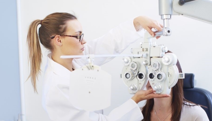 بهترین چشم پزشک ایران دکتر حکمت